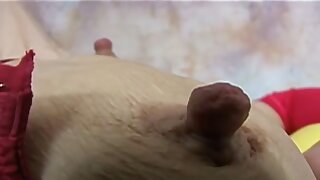 Une bombasse brune appétissante aux un film de porno français gros seins est clouée par un homme aux cheveux gris
